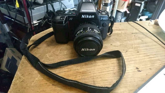 NIKON F-801s, Analog-Camera + NIKON AF NIKKOR Objektiv 35-80mm