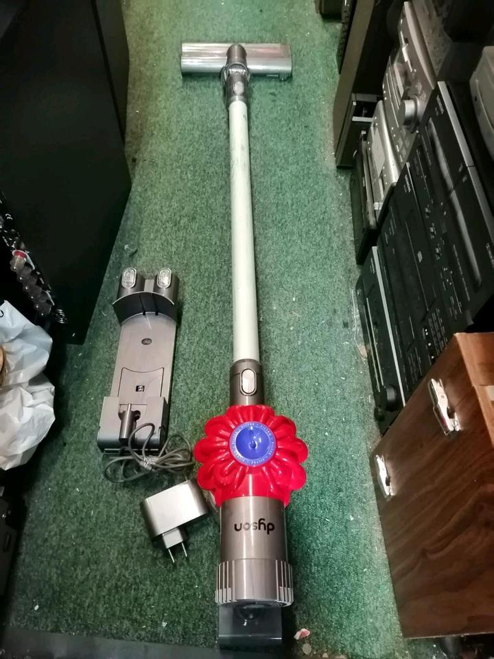 DYSON V6 trigger, Akku-Staubsauger mit NEUEN Akku und Zubehör!!