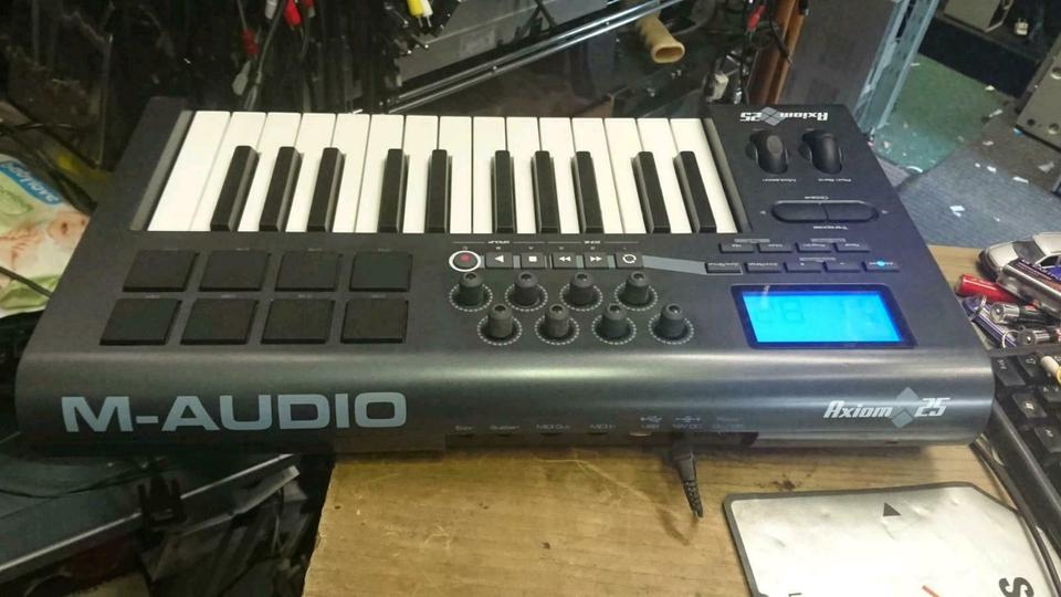 M-AUDIO AXIOM 25, kleines Keyboard mit Universal-Adapter