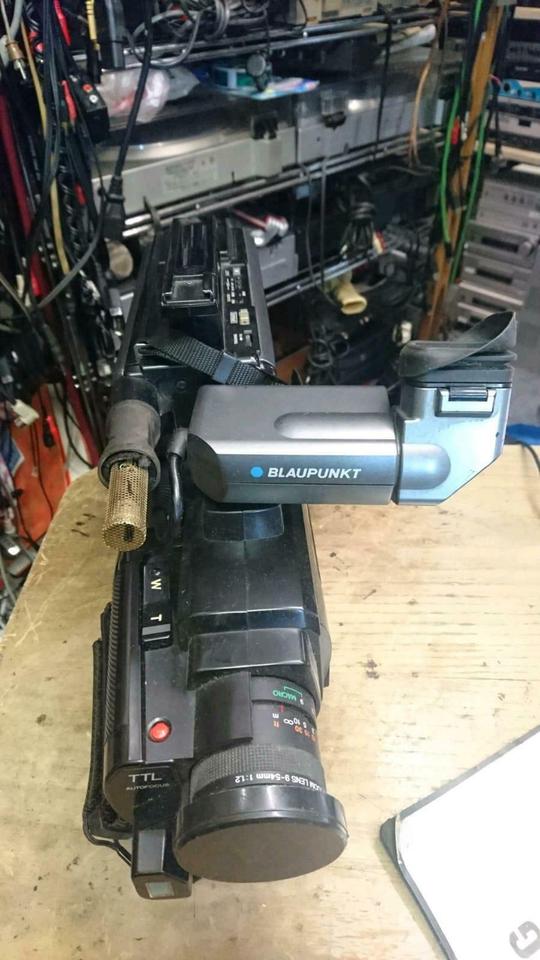 BLAUPUNKT CR-1500, VHS-Videocamera mit Ladegerät (ohne Akku)