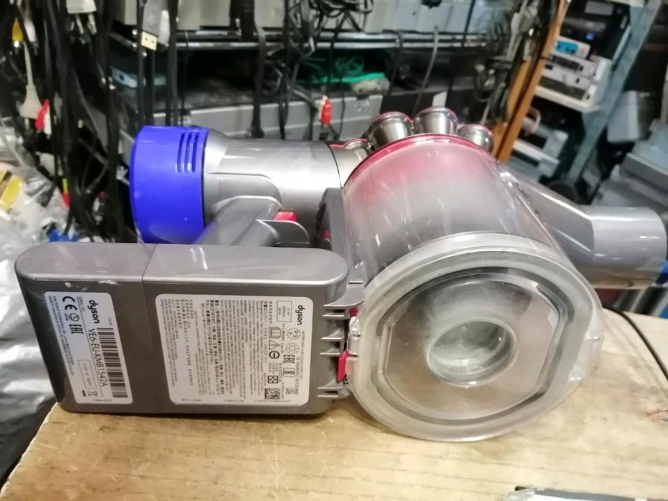 DYSON V8 absolute+, Akku-Staubsauger mit Zubehör!! guter Zustand!