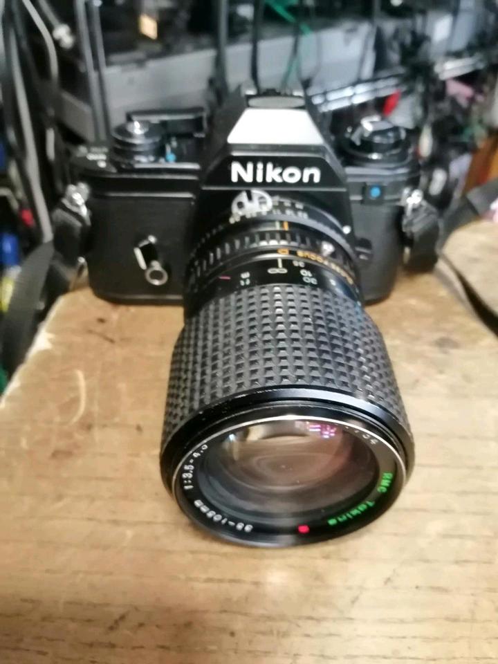 NIKON EM, Analog-Kamera mit Objektiv RMC Tokina 35-105mm