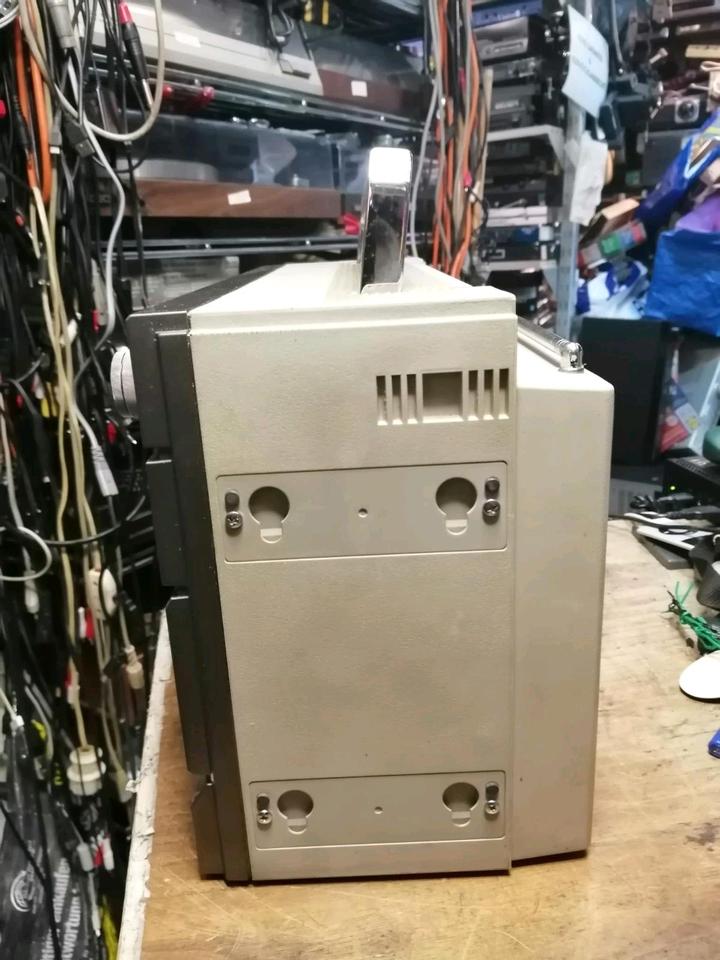 SHARP GF-700H, Radio-Cassetten-Recorder OHNE Boxen, etwas DEFEKT!