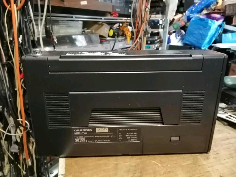 GRUNDIG Satellit 700, Radio, Display leuchtet NICHT!