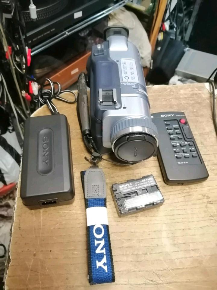 SONY SteadyShot DCR-TRV240E, Videocamera Hi8, Digital 8 + Video