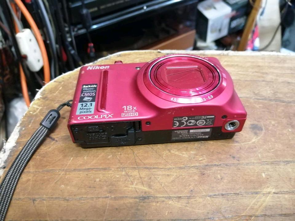 NIKON S9100, Digital-Kamera mit Zubehör, rot, OHNE Speicherkarte!