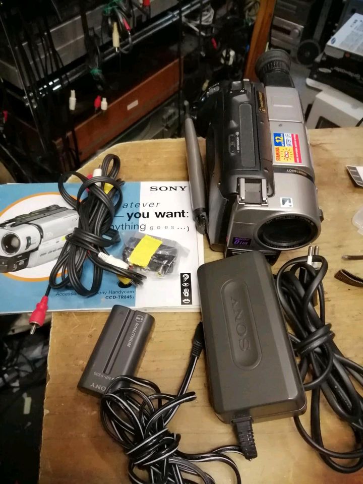 SONY CCD-TR845E, Videocamera Hi8 und Video 8 + Zubehör!!!