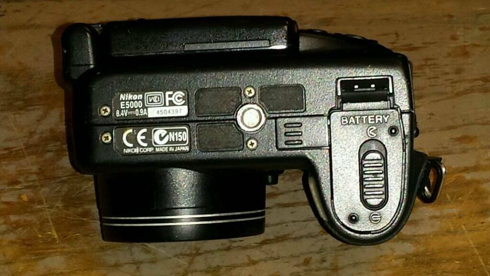 NIKON E5000; Digitalkamera und Zubehör!