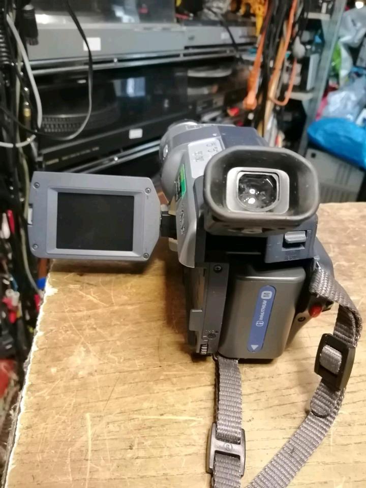 SONY DCR-TRV 145E Digital 8, Videocamera mit Zubehör!!