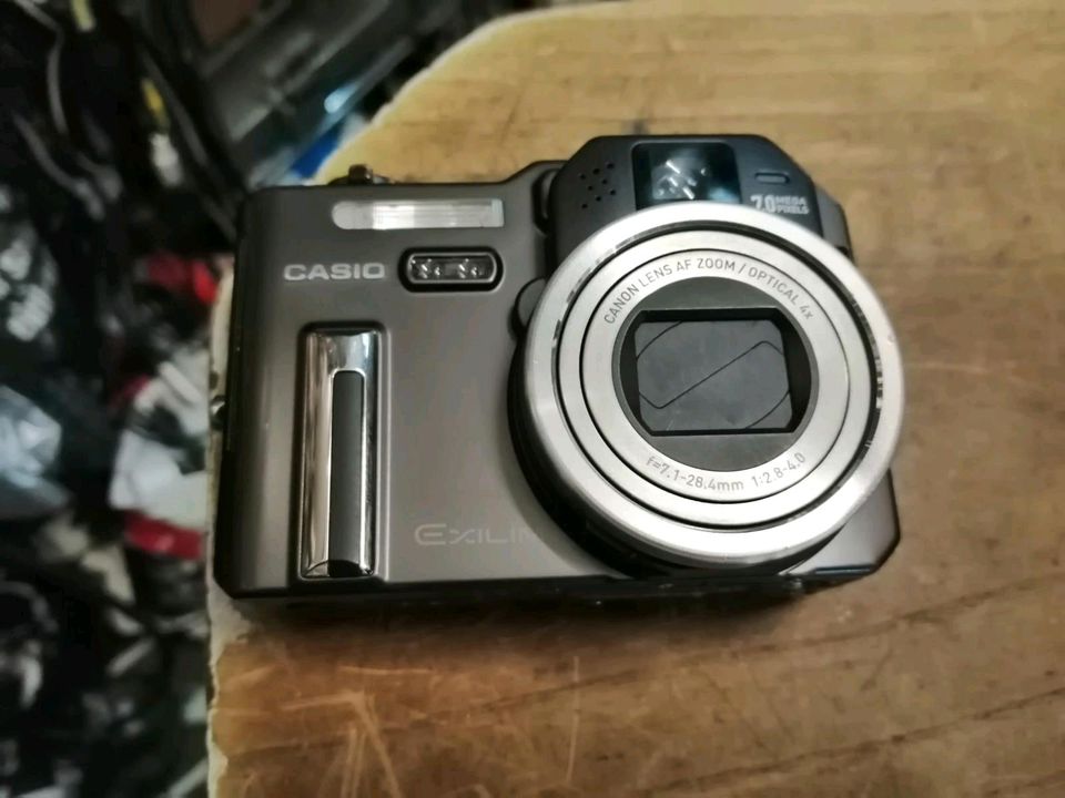 CASIO EX-P700, Digital-Kamera mit Zubehör!!