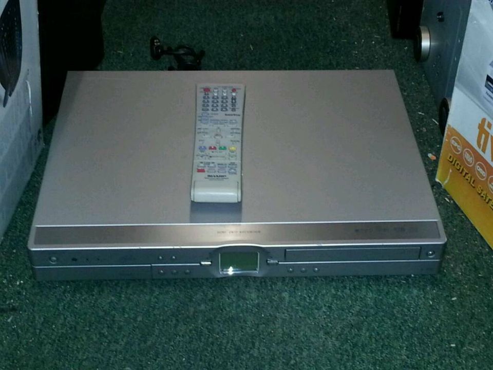 SHARP DV-HR300S; DVD-Recorder mit HD; sehr guter Zustand!