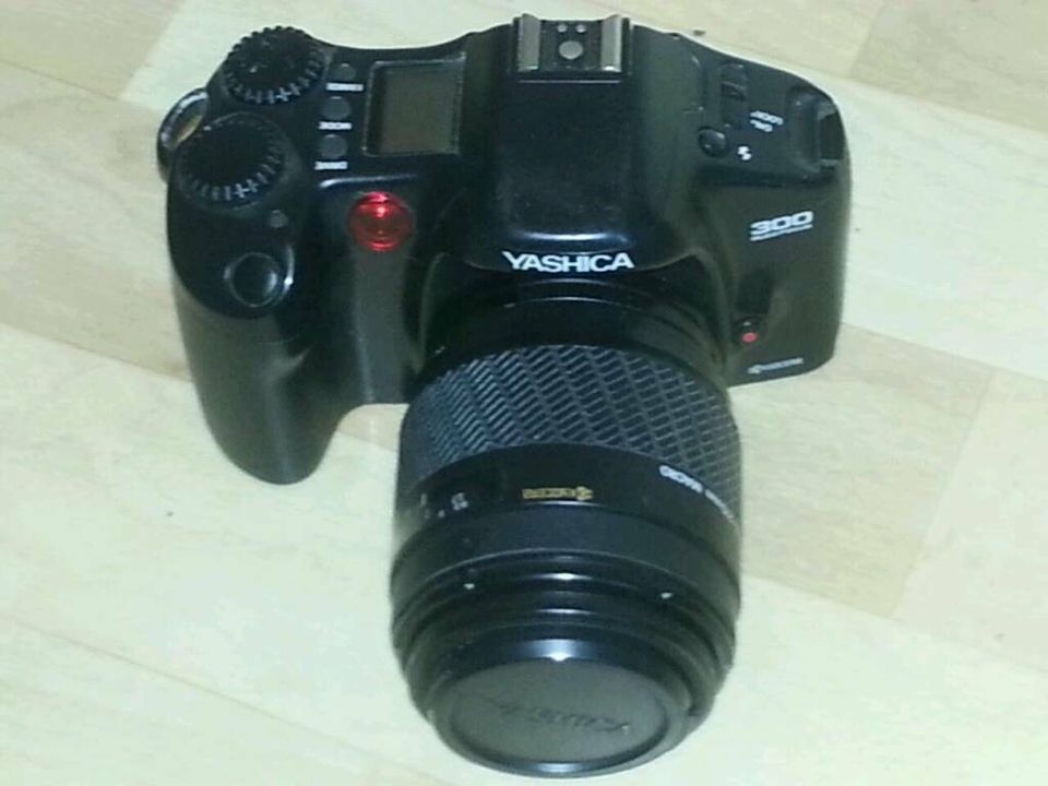 YASHICA 300 Auto Focus Camera + Objektiv AF 70-210mm