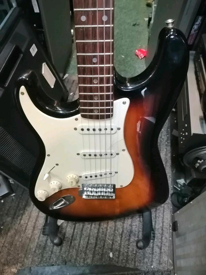 SQUIER STRAT, E-Gitarre für Linkshänder!!