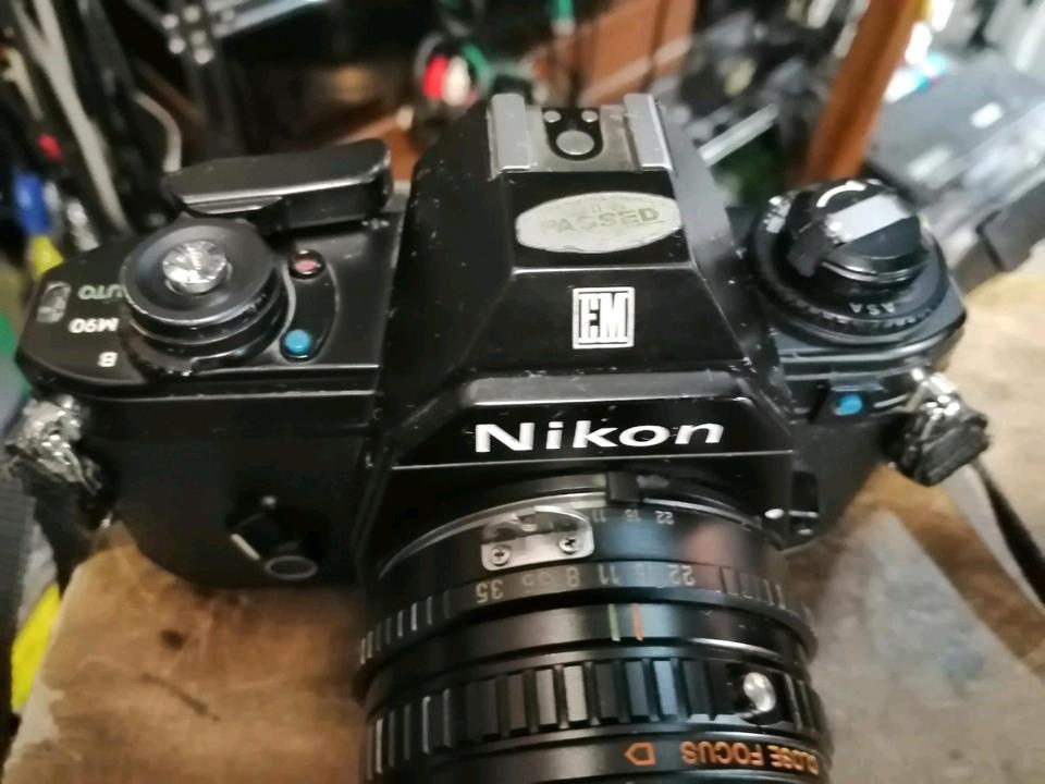 NIKON EM, Analog-Kamera mit Objektiv RMC Tokina 35-105mm