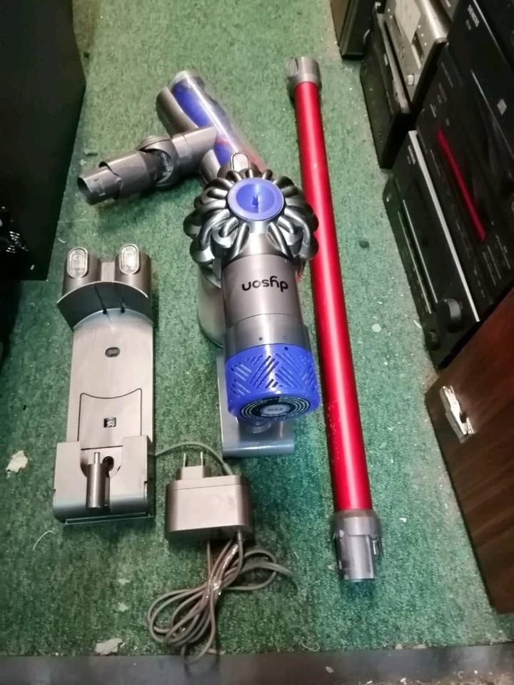 DYSON V6 Total Clean, Akku-Staubsauger mit NEUEN Akku und Zubehö!