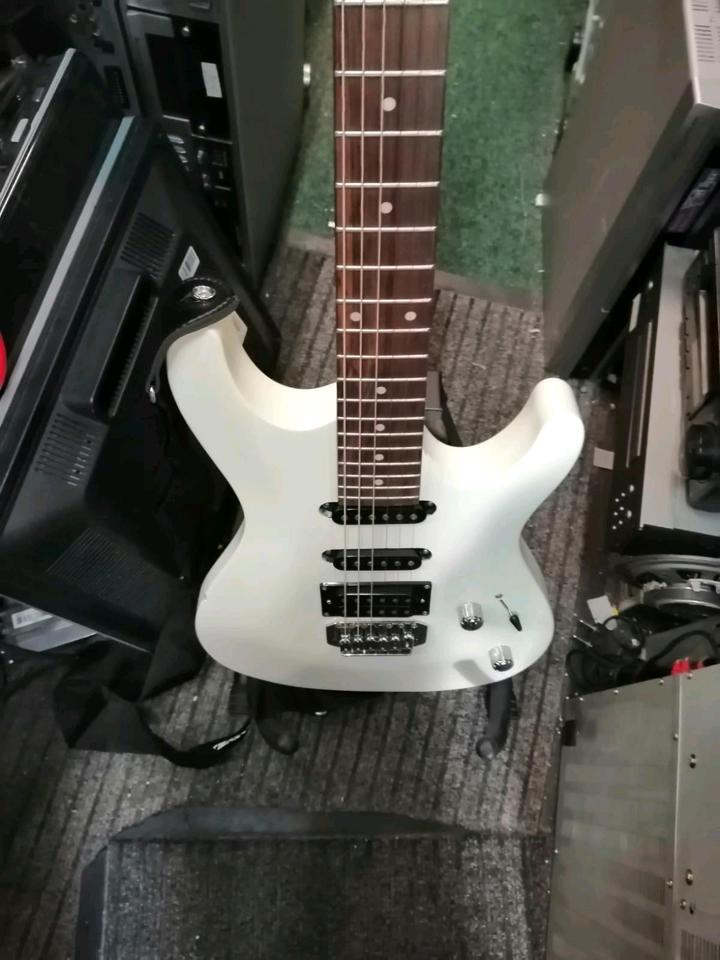 IBANEZ GIO, E-Gitarre, Farbe: weiß, made in China!!!